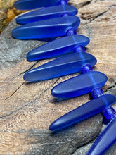 Load image into Gallery viewer, 1&quot; Blue Glass Dagger Beads
