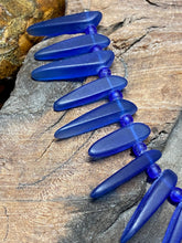 Load image into Gallery viewer, 1&quot; Blue Glass Dagger Beads
